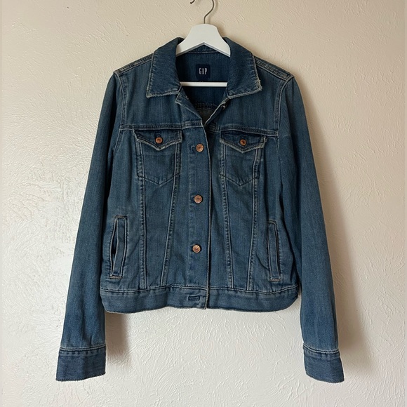 GAP Women’s Icon Distressed Denim Jacket, size Large, looks almost new 👖🤠 - Picture 3 of 8